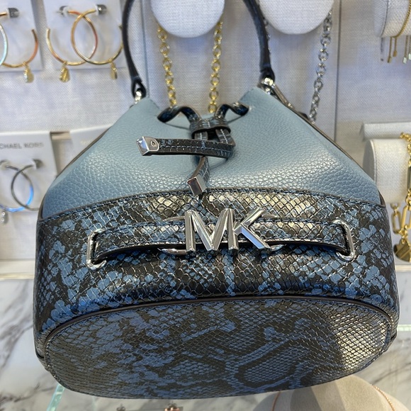 MICHAEL KORS
Reed Md Pebbled Leather Belted Bucket Messenger Satchel Crossbody - Picture 6 of 16